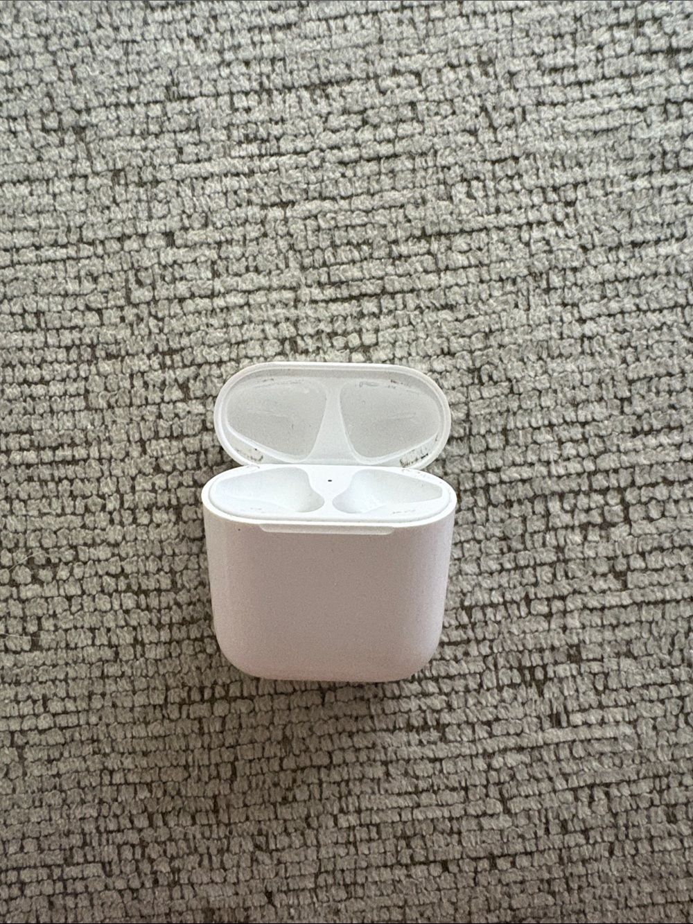 White True Wireless Earbuds Charging Case - White Apple case missing headphones